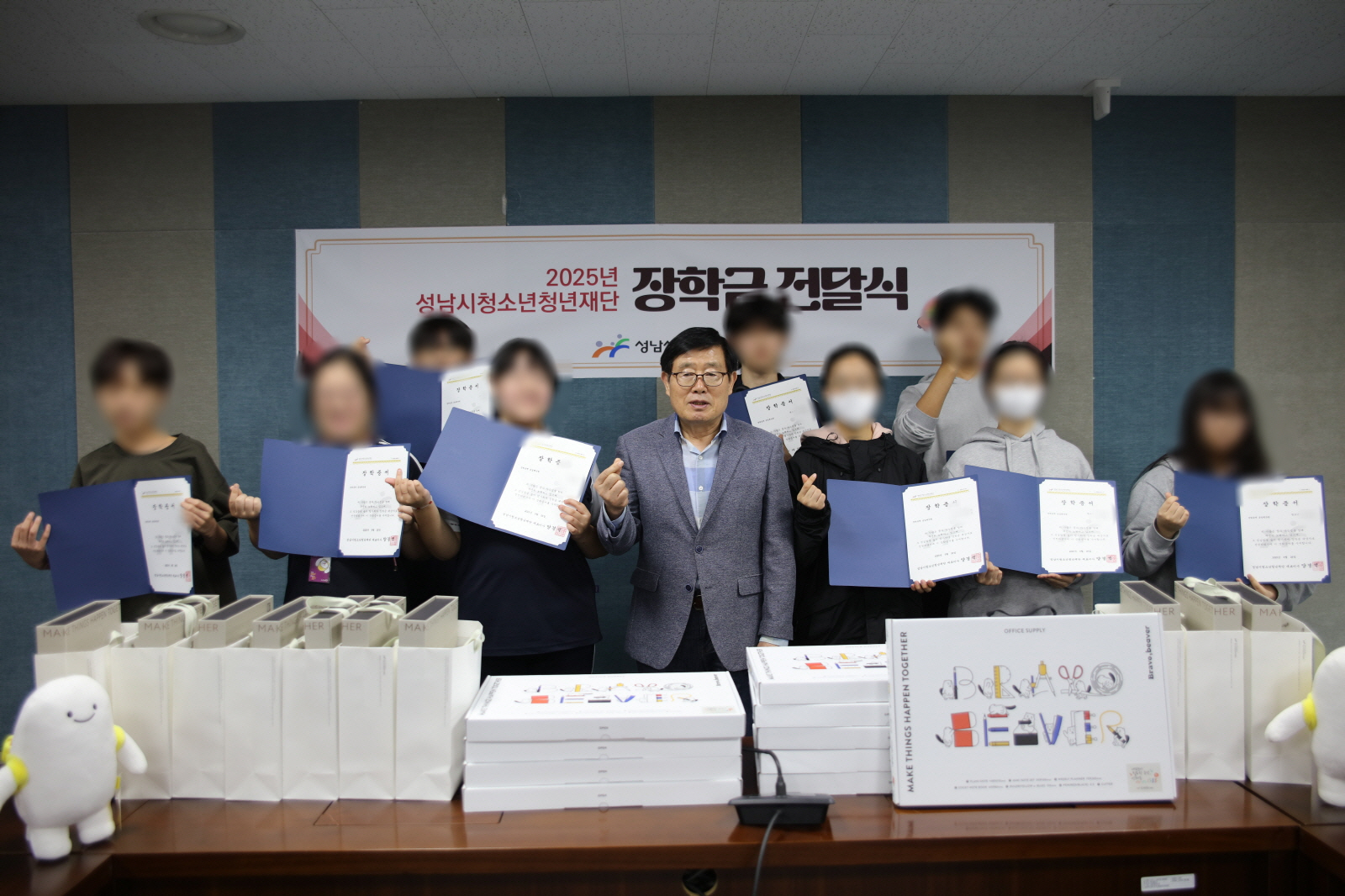 장학금 전달 사진.jpg