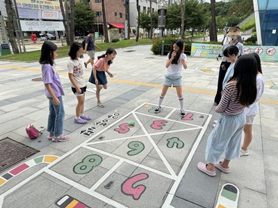 놀이로 자라는 놀자판(인증)_사방치기.jpg