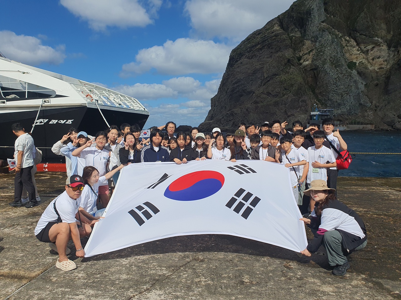 20260813 성남시청소년청년재단, 자매결연도시 울릉군에서 독도청소년의용수비대 활동 전개(태극기 단체사진).JPG