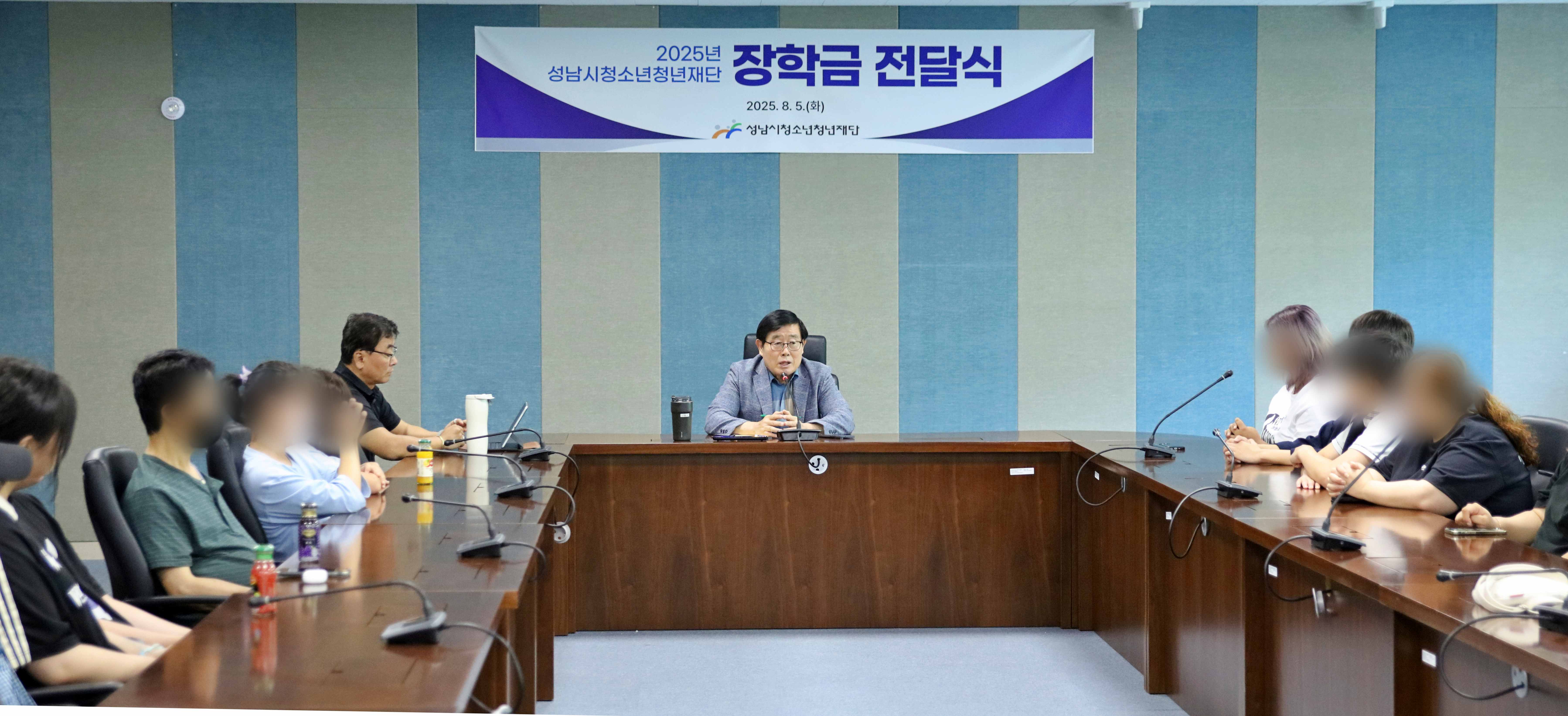 0805 기부식 진행사진(가운데 성남시청소년청년재단 양경석 대표이사).JPG
