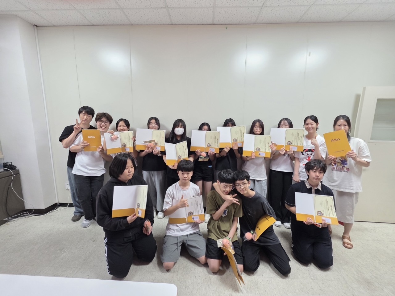 20260807 성남시청소년청년재단 수정유스센터, 중등방과후아카데미 청소년 바리스타 자격증 취득(단체사진).jpg
